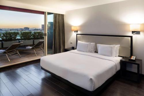 One Bedroom King Suite with Terrace image 6