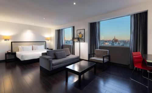Junior King Suite with Seating Area image 2