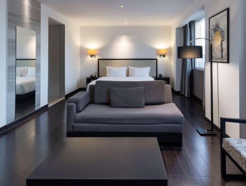 Junior King Suite with Seating Area image 3