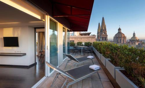 One Bedroom King Suite with Terrace image 5