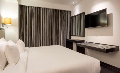 Deluxe King Room image 6