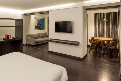 One Bedroom King Suite with Terrace image 3