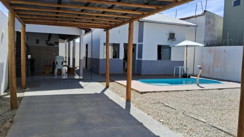 . Casa com piscina e espaço gourmet a 30m da praia!