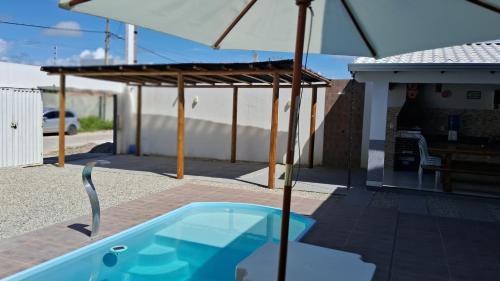 Casa com piscina e espaço gourmet a 30m da praia! (Casa com piscina e espaco gourmet a 30m da praia!) in Alkobaka