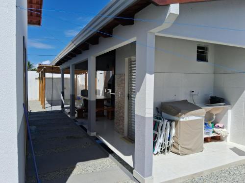 Casa com piscina e espaço gourmet a 30m da praia! (Casa com piscina e espaco gourmet a 30m da praia!) in Alkobaka