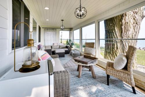 Waterfront Lake Poinsett Retreat with Fire Pit! in Arlington