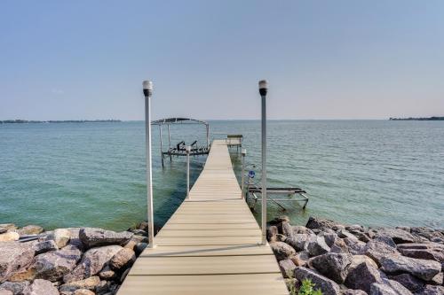 Waterfront Lake Poinsett Retreat w/ Fire Pit! in Arlingtona