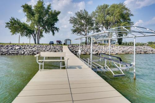 Waterfront Lake Poinsett Retreat with Fire Pit! in Arlington