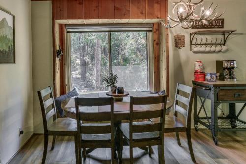 Cozy Bears Hideaway about 3 Mi From Shaver Lake!