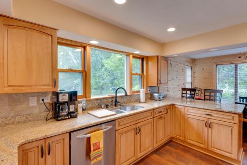 Beautiful Lake Geneva Home about 3 Mi to Riviera Beach in Lake Geneva, USA