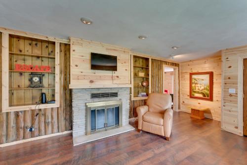 Beautiful Lake Geneva Home about 3 Mi to Riviera Beach in Lake Geneva, USA