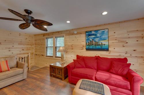 Beautiful Lake Geneva Home about 3 Mi to Riviera Beach in Lake Geneva, USA