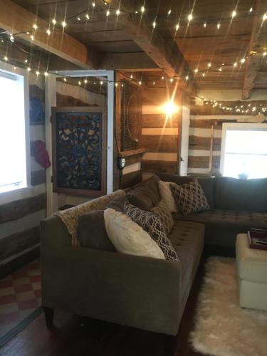 Historic 1850 Log Cabin in Westminster, USA