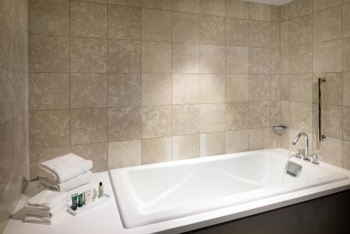 Facilities, Hilton Woodland Hills/Los Angeles in Canoga Park