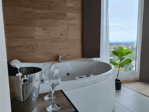 Hot tub, WEST Panorama Penthouse - apartment with a fantastic view of the city in Szombathely