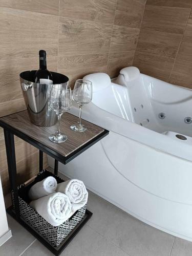 Hot tub, WEST Panorama Penthouse - apartment with a fantastic view of the city in Szombathely