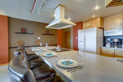 Downtown Denver Condo with Balcony and Mountain Views in Denver, USA