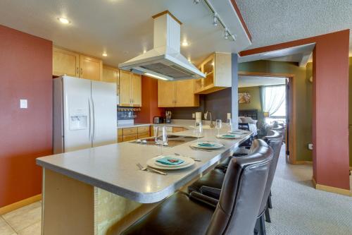 Downtown Denver Condo with Balcony and Mountain Views in Denver, USA