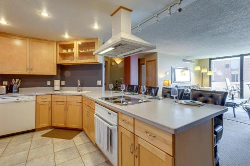 Downtown Denver Condo with Balcony and Mountain Views in Denver, USA