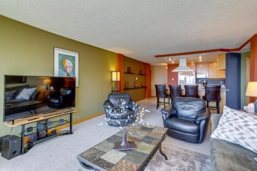 Downtown Denver Condo with Balcony and Mountain Views in Denver, USA