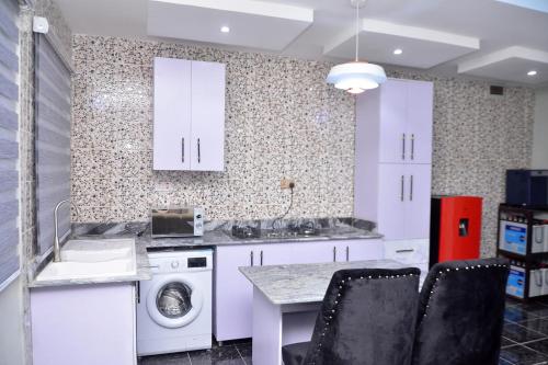 3JD Lavishly Furnished 1-Bed Apt - image 3