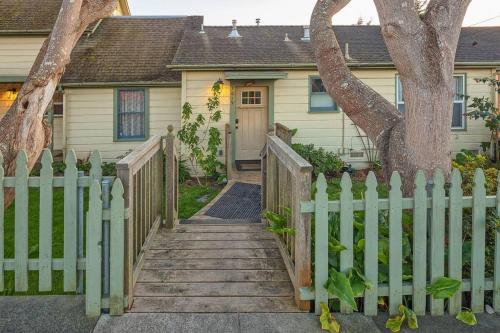 Downtown Digs-Sauna, Hot Tub, Bikes - Fun Times! - Apartment - Arcata