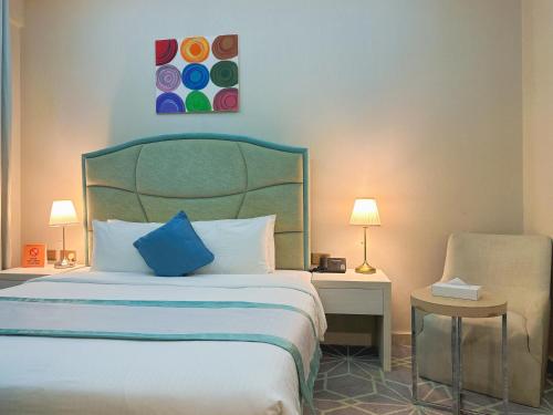 Deluxe Double or Twin Room image 8
