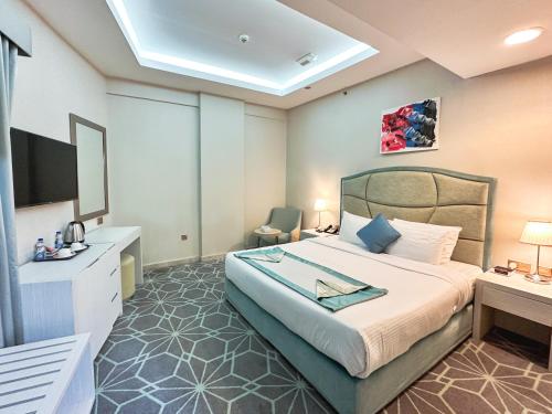 Deluxe Double or Twin Room image 6