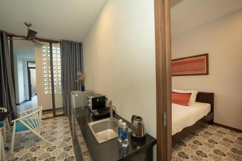 Deluxe Room image 3