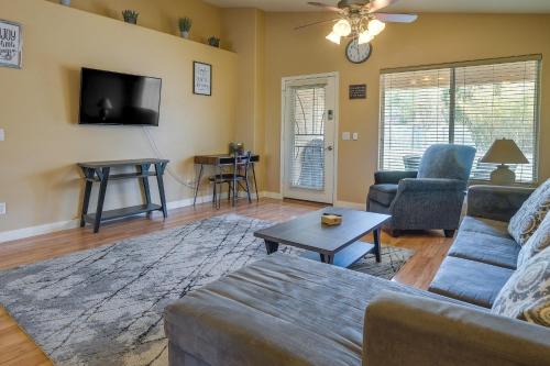 Fenced Backyard & Fire Pit: Bright Peoria Home!, Peoria (Foto 6)