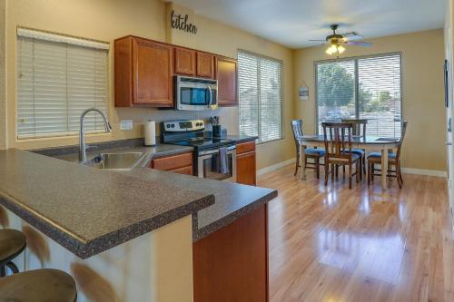 Fenced Backyard & Fire Pit: Bright Peoria Home!, Peoria (Foto 7)