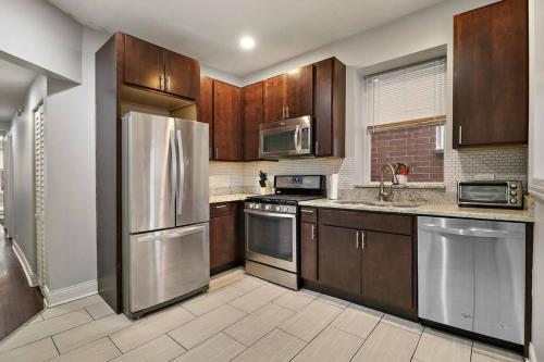Live the Dream in Wrigleyvilles 3BR Gem in Chicago, USA