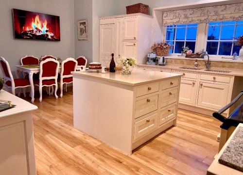 Private room & bathroom in Manor House