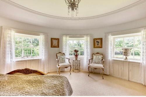 Private room & bathroom in Manor House