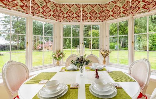 Private room & bathroom in Manor House