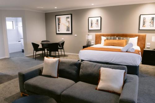 Luxury Suite with Spa Bath