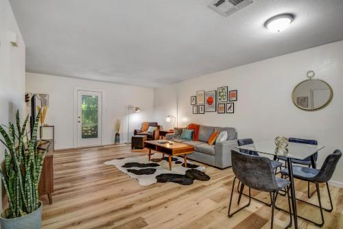 Ideal Midterm Getaway with Cozy Comfort – khách sạn tại Balcones Heights