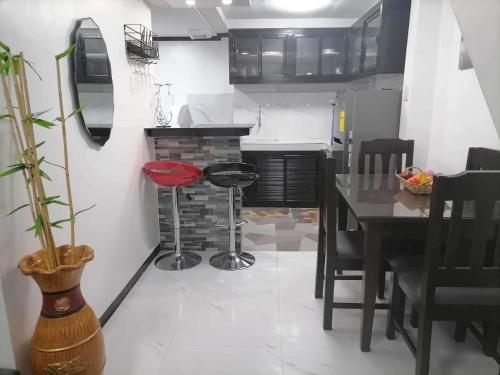 Kitchen, Mini Home Travellers Inn in Naic