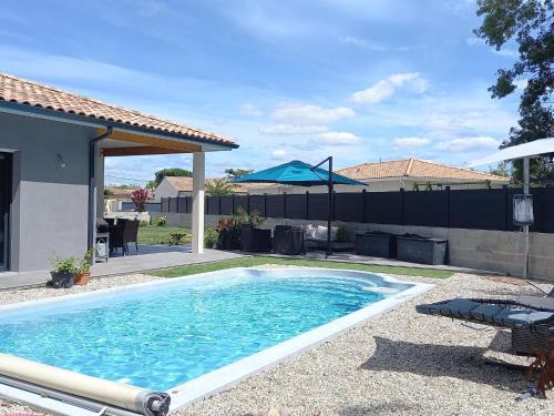 ทัศนียภาพภายนอกโรงแรม, House in Margaux with Saltwater Pool & Vineyards in มาร์โก