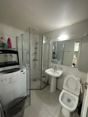 Hongdae Guesthouse2 1min from Hongik Uni station Exit #1, Seoul (photo 5)