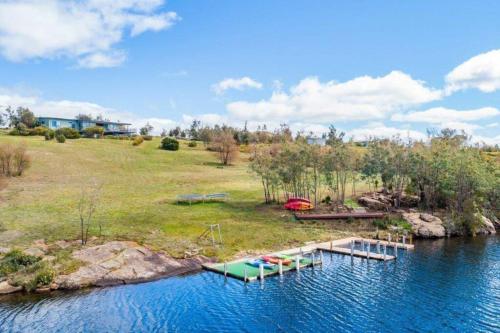 The Lake House Meadowbank: Waterfront Retreat