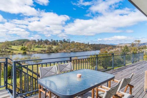 The Lake House Meadowbank: Waterfront Retreat