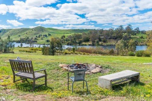 The Lake House Meadowbank: Waterfront Retreat