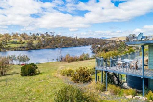 The Lake House Meadowbank: Waterfront Retreat