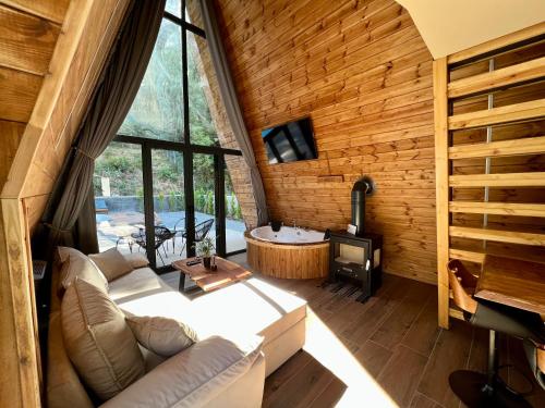 온수 욕조, Pavliani4rest - Luxury Cabins in 파블리아니