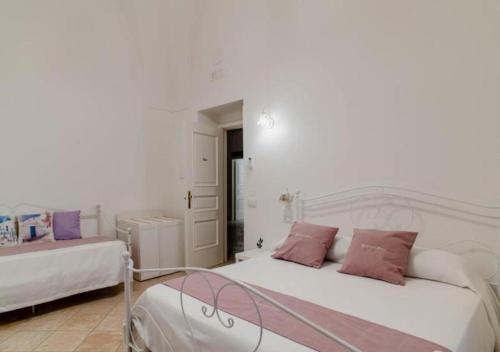 1 king bed, 1 twin bed