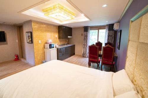 Pine Hill Pension