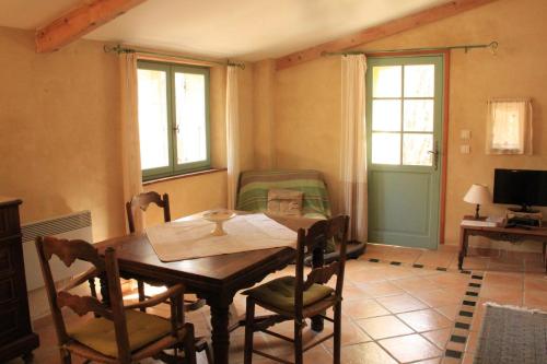 Le Moulin de la Viorne, gîte avec piscine au cœur de la nature en Haute-Provence (Le Moulin de la Viorne, gite avec piscine au cœur de la nature en Haute-Provence) in Les Omergues