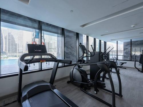 Jaw-Dropping Canal Views From This Stylish Condo - image 7