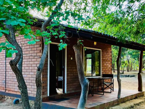 Funky Leopard Safari Lodge Bordering Yala National Park